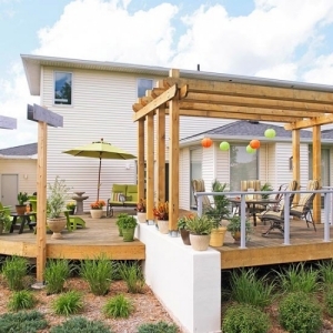 nápady na renováciu drevenej terasy po záhradnom altánku