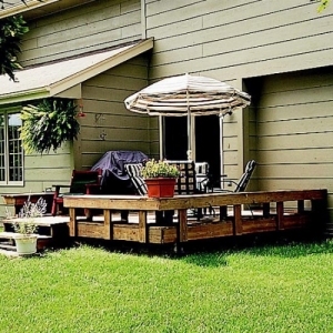 nápady na renováciu drevenej terasy pred použitím slnečníka