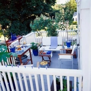 nápady na renováciu drevenej terasy potom modré akcenty