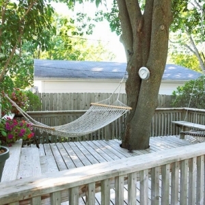 nápady na renováciu drevenej terasy pred hojdacou sieťou