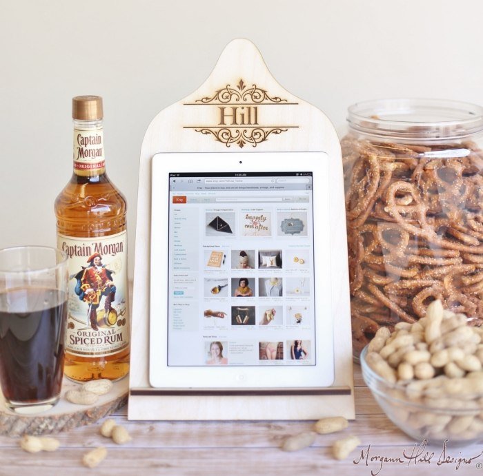 dekorácia-nápady-gravírovaná-doska na rezanie-diy-stojan-na-tablet-smartphone