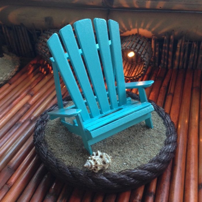 diy-smartphony-iPad-stojan-stojan-kreatívne-mini-kreslo-tyrkysovo-modro-maľované