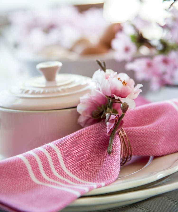 nápady-na-stôl-dekorácie-obrúsky-obrúsky-prstene-kvet-jar
