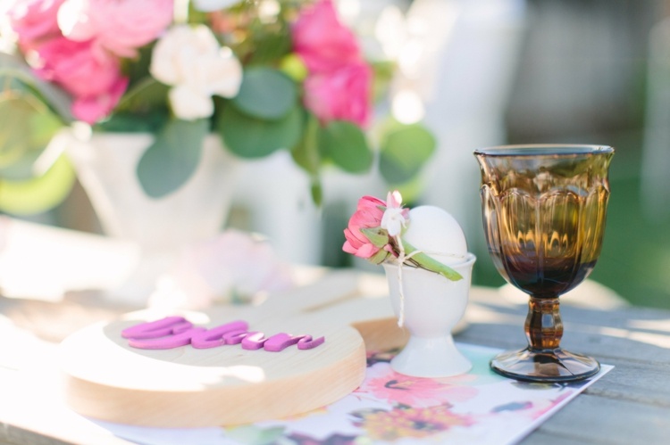 nápady-na-stôl-dekorácie-miesto-podložky-kvety-motívy-vajíčkové poháre-sušený-kvet