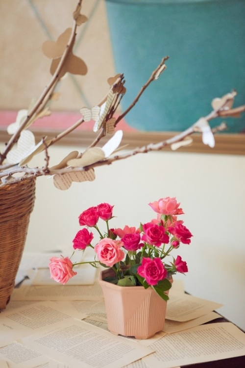 nápady dekorácia stola s jarnými motívmi ruže