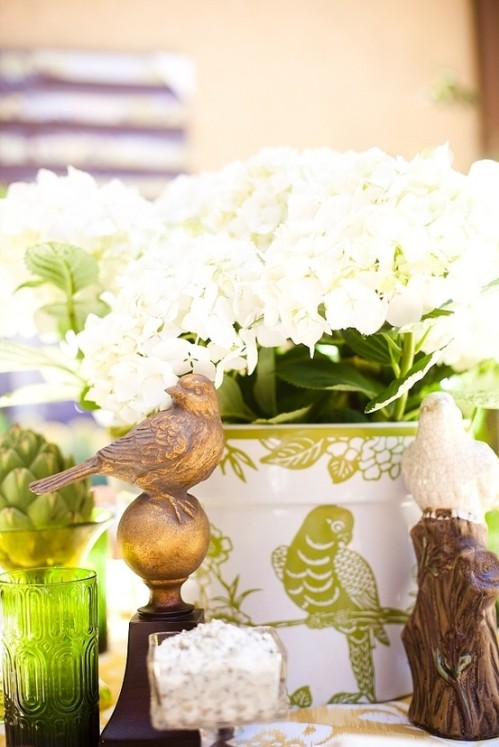 nápady na dekoráciu stola s jarnými motívmi vtáčím vzorom