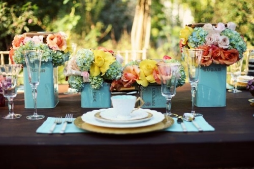 nápady na dekoráciu stola s jarnými motívmi plechové dózy