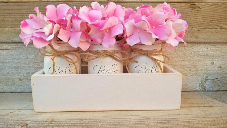 nápady na dekoráciu stola aranžovanie-látkové kvety-murárske nádoby-rustikálne