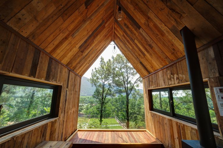 mini domy obytný dom malý dom mobilný byt malý formát lesná chata drevená chata interiér lesného domu