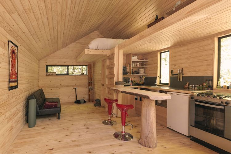 mini domy obytný dom malý dom mobilný byt maloformátová lesná chata zrubová chatka bungalov drevené obloženie obývací priestor