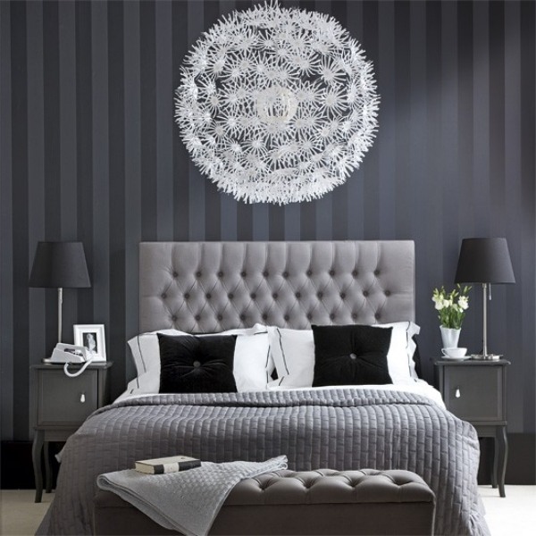 vzor pásikov na stenu moderný dizajn spální v čiernej a bielej farbe