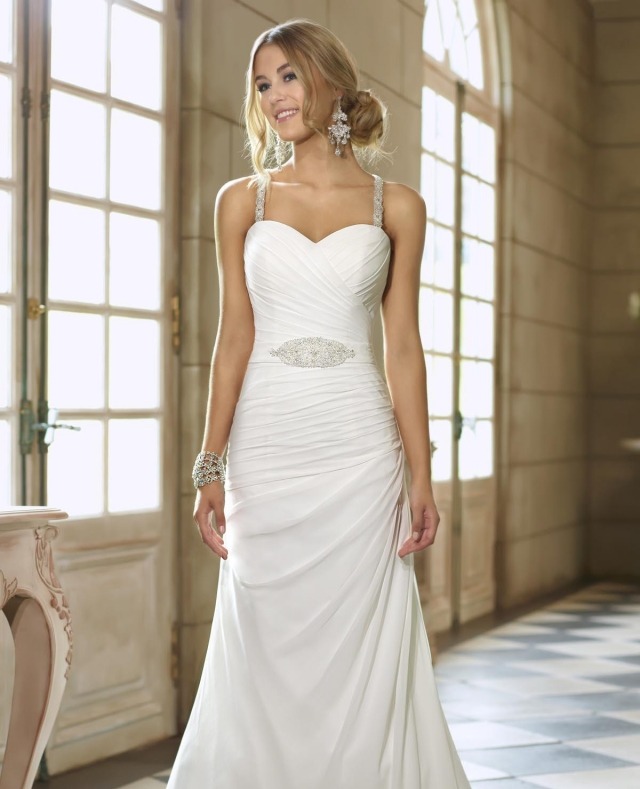 Ramienka srdiečkový výstrih zdobený opaskom šifón žena nevesta móda 2014 návrhár