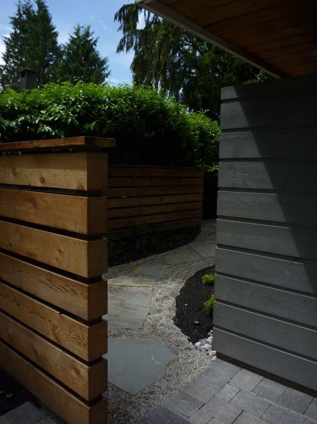 Ochranná obrazovka záhradná stena štrková cesta-meandrujúce nášľapné kamene záhradná cesta