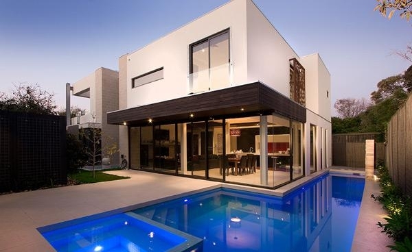 Moderný, geometrický dizajn 1-lap-pool-night-modern-pool-swimming