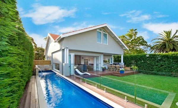 Dlhý, úzky bazén zaisťuje pokoj, pohodu a aktivitu 3-willoughby-pool-swimming-design-free