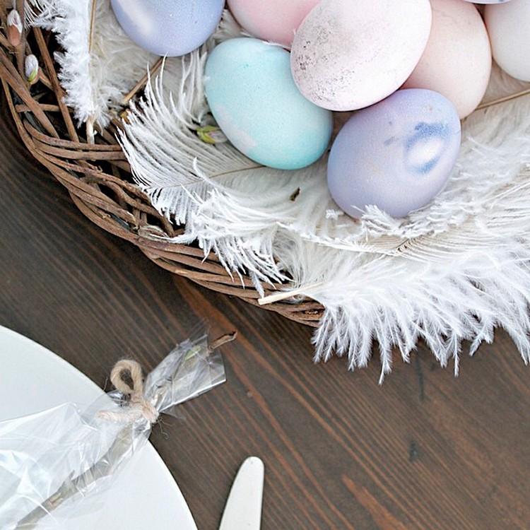 deco-nápady-veľkonočné-ratanové-misky-biele-perie-veľkonočné vajíčka-pastelové farby