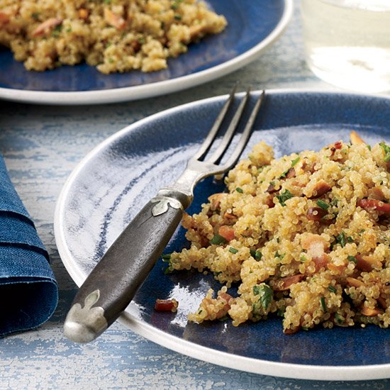 Quinoa šalát s mandľami, slaninou a bylinkami Quinoa-šalát-slanina-mandľové-bylinky