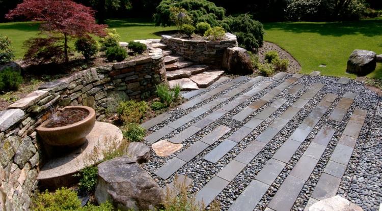 japonský-záhradný-položený-štrk-kamene-zen-vodný zdroj-tečúca-voda-ker-trávnik