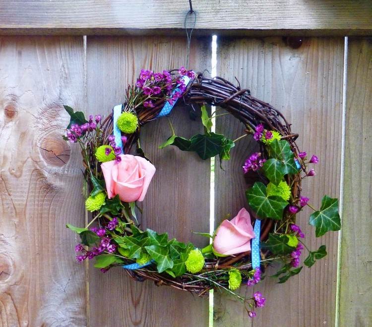 Nápady na remeslá-veľkonočné dvere-veniec-vŕba-prázdne-ruže-brečtan-zelená-chryzantémy