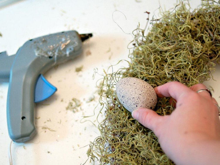 Veľkonočný veniec-ozdobte si-machové vajíčka-lepidlo