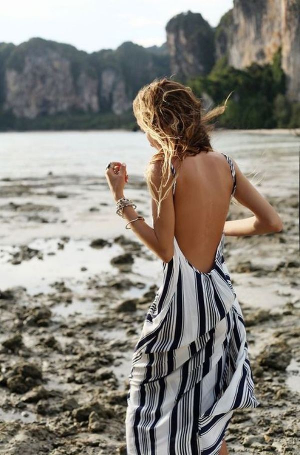 Plážové šaty s vykrojeným chrbtom v bielej a čiernej farbe kúpanie-móda-letné-šaty-pláž-nápady