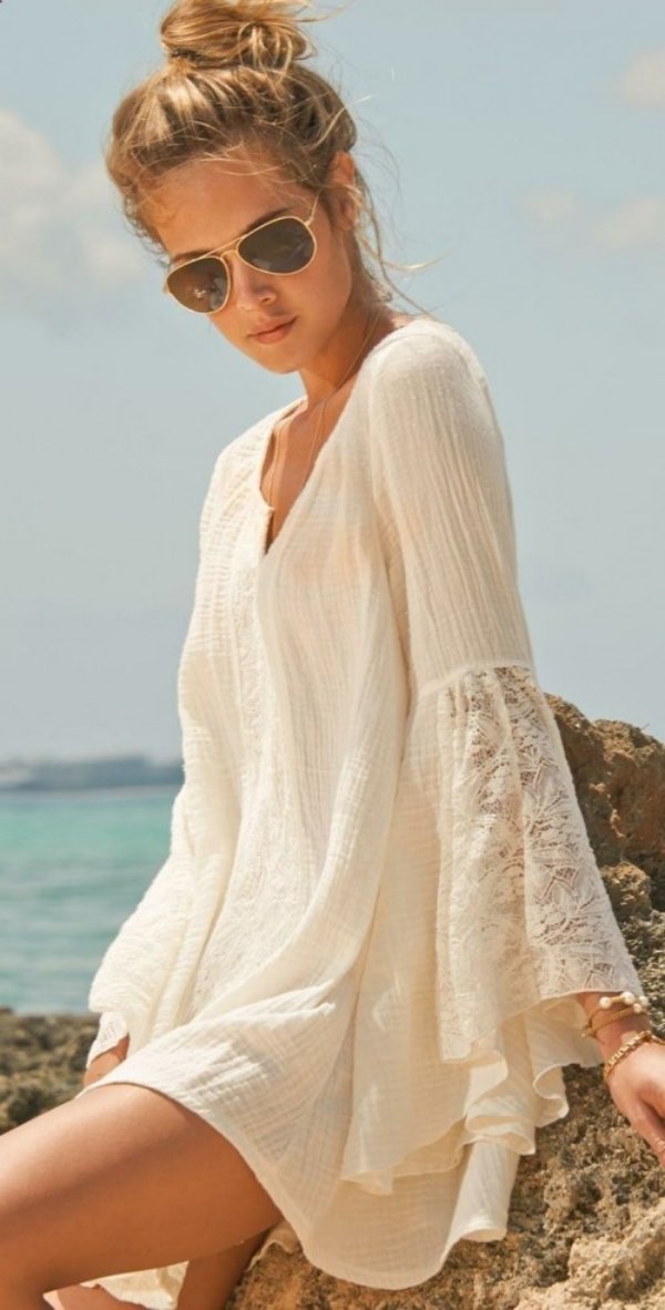 Vyberte si správne doplnky k plážovým šatám ľanové šaty tunika plážový módny nápad
