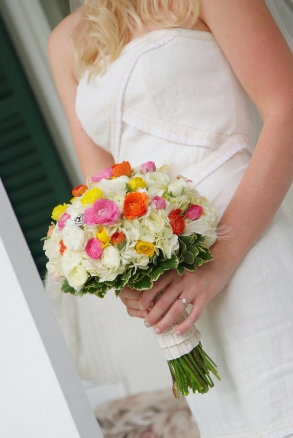 Elegantná svadobná kytica vyrobená z malých farebných ružičiek krásne-nevesta-svadobné-kytice-šaty-nápady