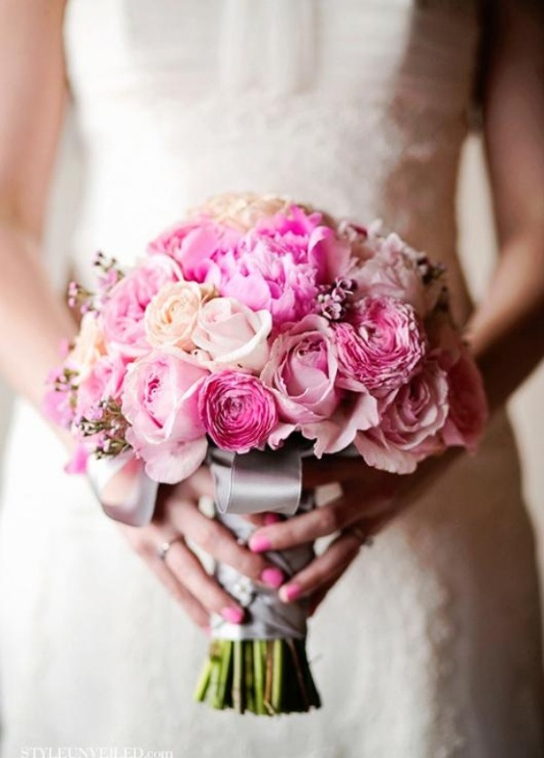 Ružová a fialová sú základnými farbami tejto kompozície svadobný nápad-nevesta-kytica-blízky obrázok