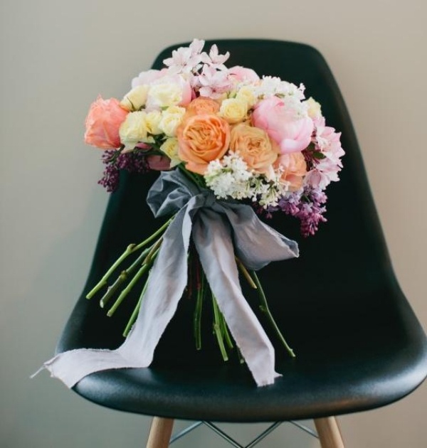 Na túto kyticu sa používajú ruže a orgován 17-romantické-svadobné-nápady-kvety-kytice