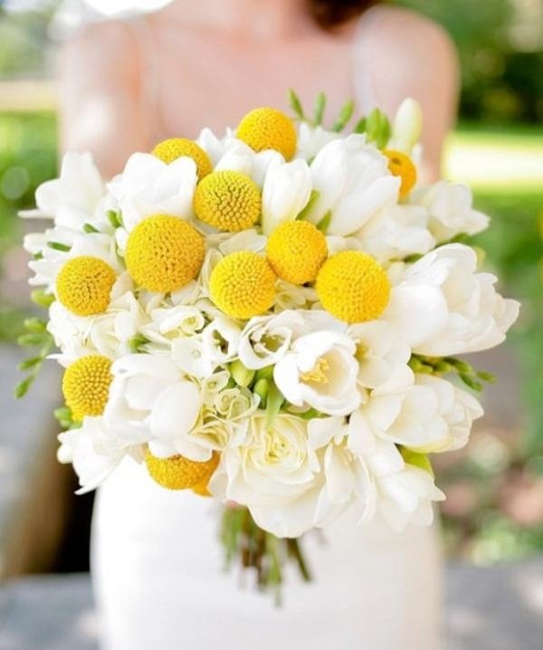 Veľké loptičky v žltej farbe s jemným bielym podkladom 17-romantické-kvetinové nápady-žlto-biele