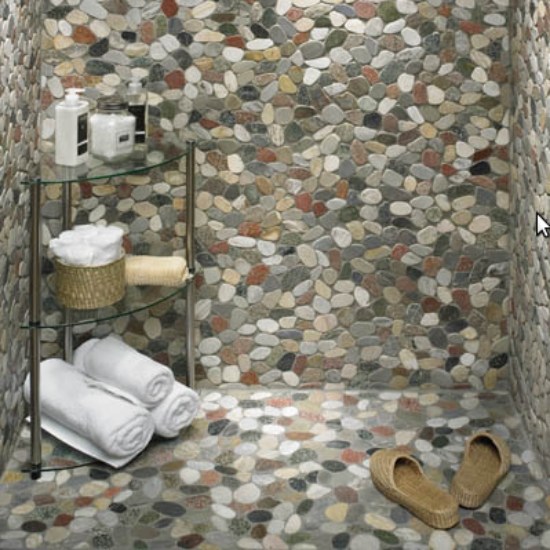 stena obklad riečnych kameňov ako dekorácia v interiéri