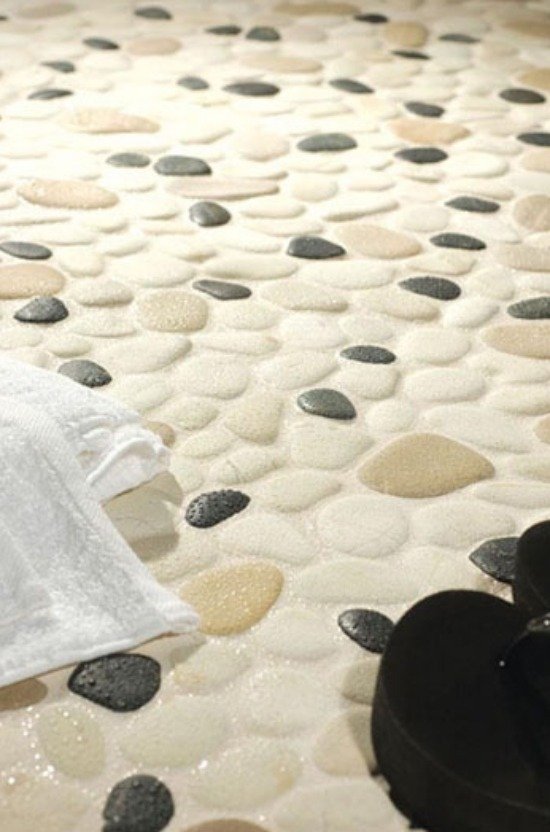 Podlahová dekorácia riečnych kameňov v interiéri