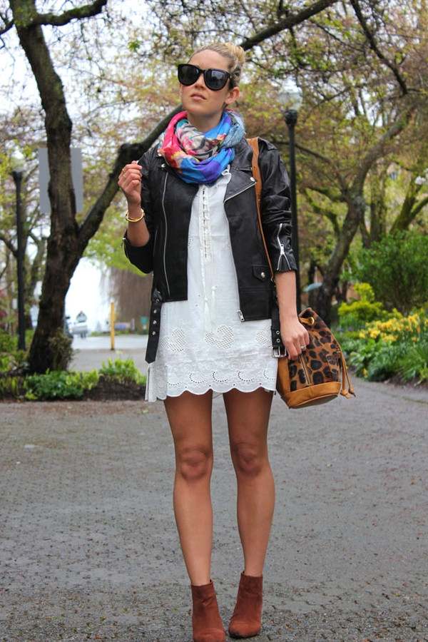 Čiernobiela kombinácia je doplnená šatkou kožená bunda-dámska móda-jeseň-2014