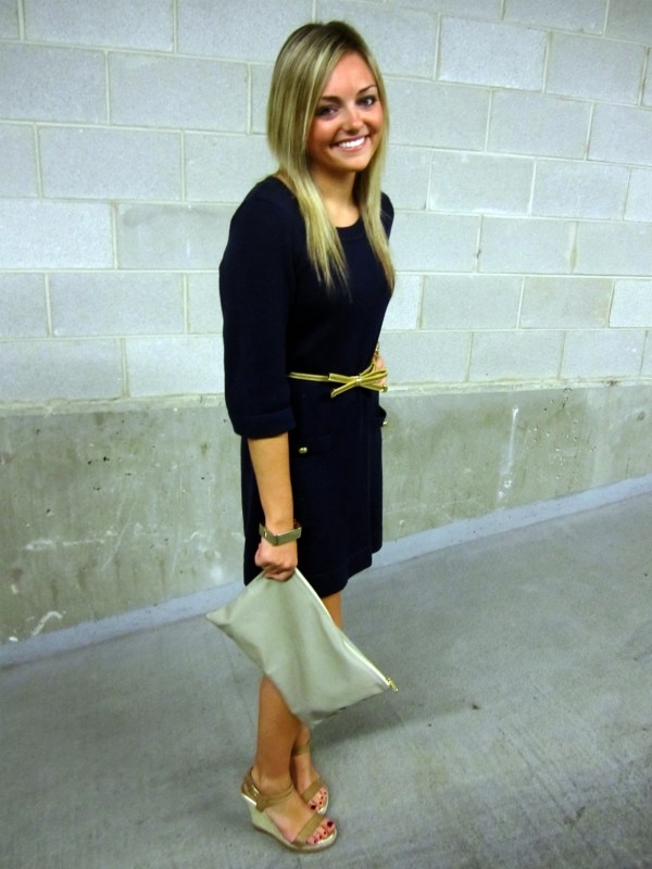 Šaty na jeseň sú už s dlhým rukávom šaty-večer-outfit-žena-po lete