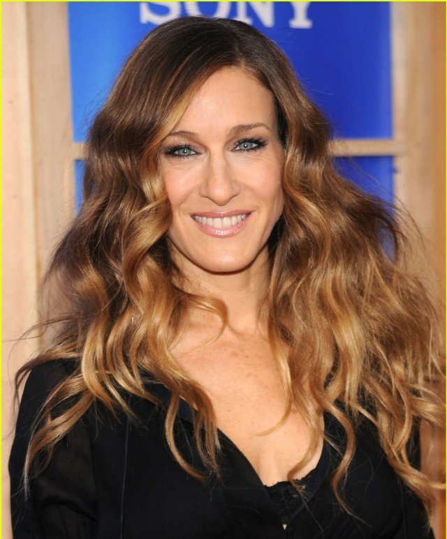 Dlhé blond vlasy s čiernymi šatami