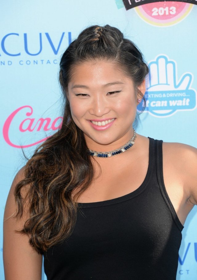 sports-outfit-Jenna-Ushkowitz-cop-volume