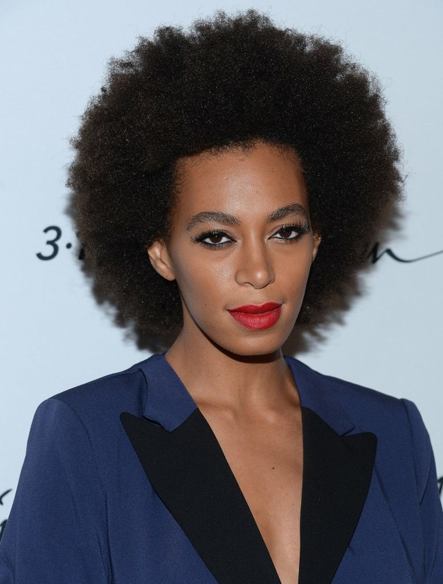 silne vlnité vlasy-od-narodenia-hviezdy-v-Hollywood-účesy