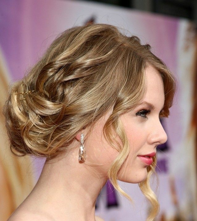 Svetlá pleť-červené-pery-vlnité-pramene-drdol