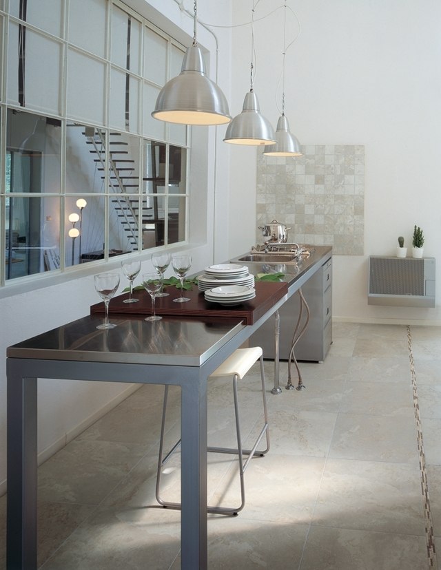 Dlaždice-porcelánová kamenina-travertínový kameň-vzhľad-kuchynský ostrov