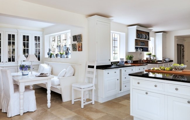 Kuchyňa vo vidieckom štýle, biela, veľká jedálenská časť