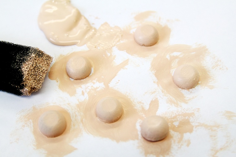 zafarbite hlavy pre drevené figúrky a bábiky farbou kože Nápady na vianočné dekorácie-urob si sám-vianočná postieľka-drevené figúrky-farby-hlavy-drotár