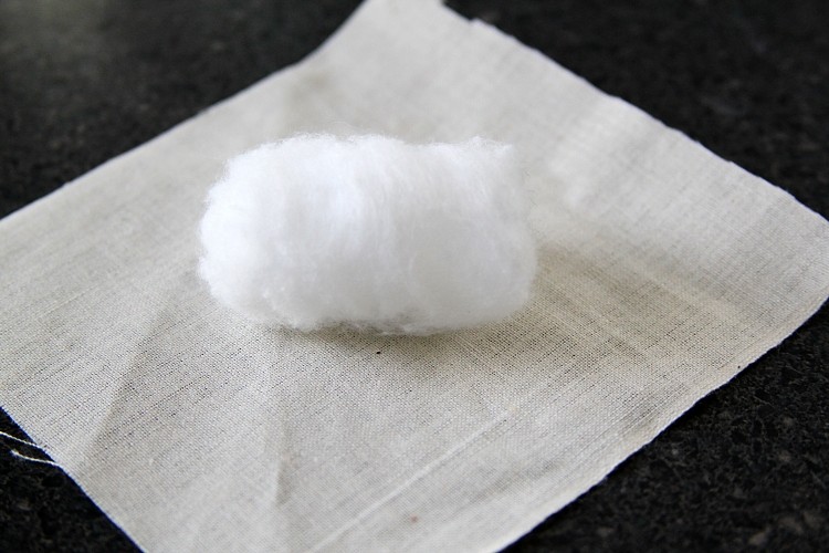 vyrobte telo malej bábiky z vaty a látky Urobte si to sami nápady na vianočné dekorácie-vianočná postieľka-drotár-bavlna-tkanina