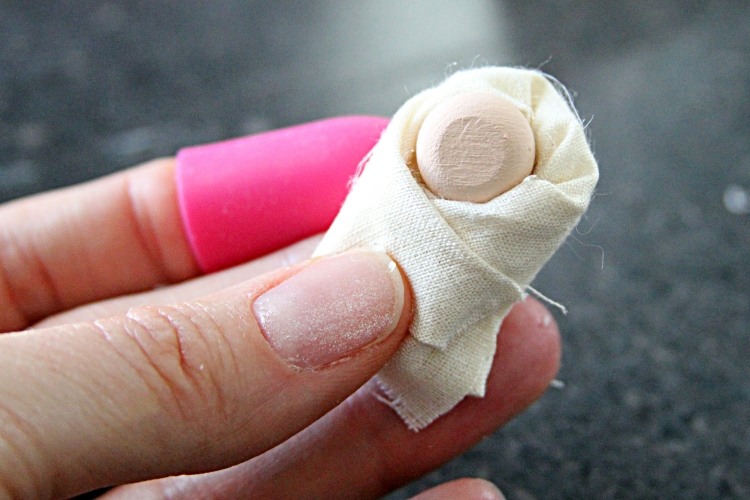 Upevnite hlavu bábiky v navíjači horúcim lepidlom vianočná dekorácia-nápady-urob si sám-vianočná-postieľka-drotár-detská-tkanina