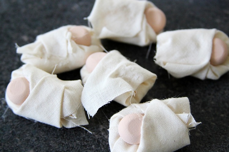 Detskú bábiku by ste potrebovali pre každú rodinu, ktorú ste vyrobili vianočné dekorácie-nápady-urob si sám-vianočná postieľka-detské-drevené-figúrky-drotárstvo-kreatívne