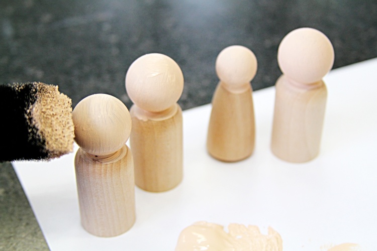 natrite hlavy drevených figúrok farbou kože vianočné dekorácie-nápady-urob si sám-vianočný-betlehem-drevené figúrky-hlavy-farby