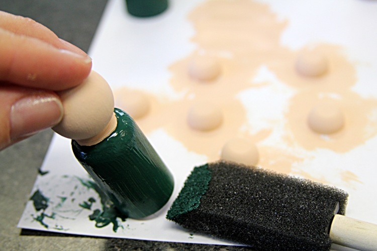 zafarbite telo drevených figúrok zelenou a tmavomodrou farbou vianočné dekorácie-nápady-urob si sám-vianočná postieľka-drevené figúrky-farby-pánske-hlavy