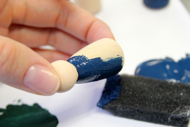 zafarbite drevenú figúrku Márie na tmavomodrú vianočné dekorácie-nápady-urob si sám-vianočná postieľka-drevené figúrky-drotárstvo