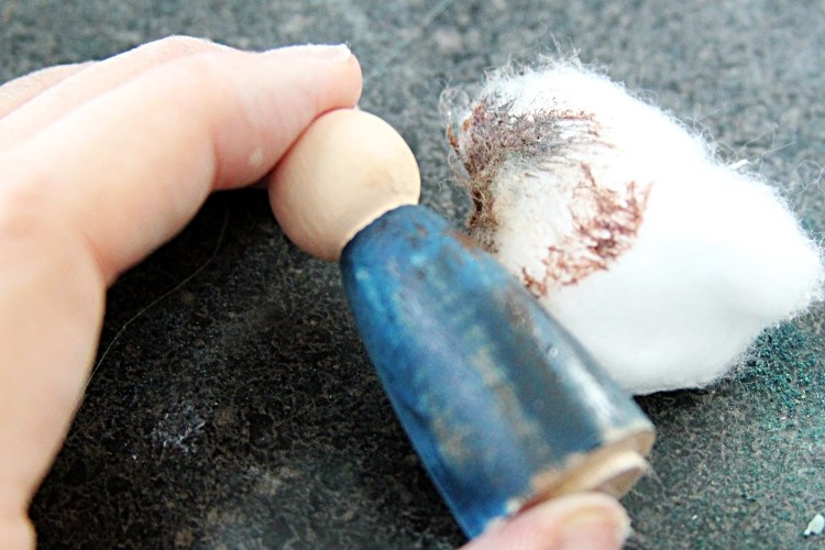 ozdobte drevené figúrky trochou perleťovej farby vianočné dekorácie-nápady-urob si sám-vianočný-betlehem-maľba-drevené-figúrky-zdobenie-drotárstvo