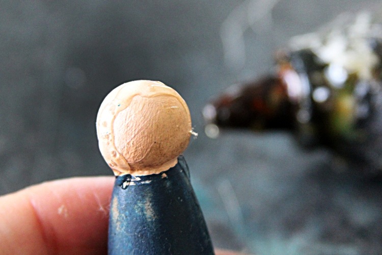 vyrobte šatku pre bábiku Maria z bavlny vianočné dekorácie-nápady-urob si sám-vianočná postieľka-drevené figúrky-farby-ozdobiť-kreatívne