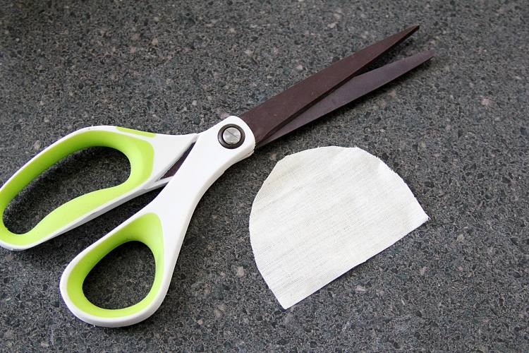 Z kúska bavlny vystrihnite šatku pre bábiku Maria vianočné dekorácie-nápady-urob si sám-vianočné-narodenie-látky-nožnice-drotárstvo-ozdobiť